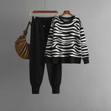 Laila - Knus gebreide Zebra-Stripe loungeset voor dames